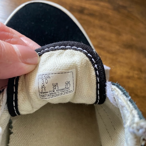 Boys VANS Old Skool sneakers. Size 3. Used. - Picture 7 of 9